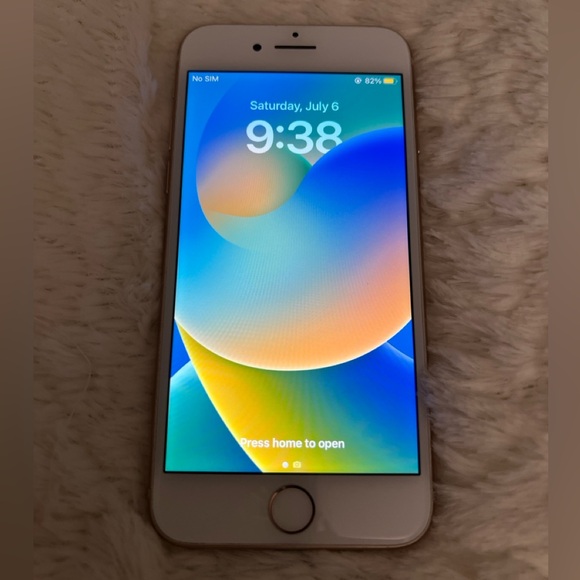 Gold iPhone 8 64GB Unlocked - Picture 5 of 14